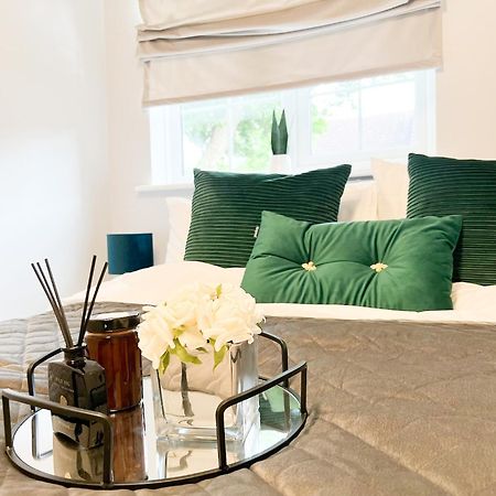 Beautiful Apartment In Beckton With Private Entrance And Garden London Bagian luar foto