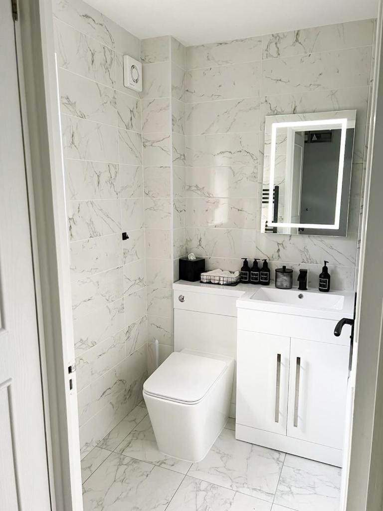Beautiful Apartment In Beckton With Private Entrance And Garden London Bagian luar foto