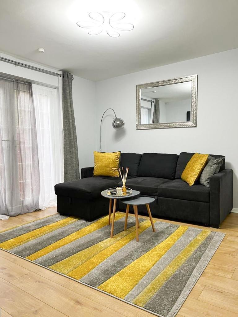 Beautiful Apartment In Beckton With Private Entrance And Garden London Bagian luar foto