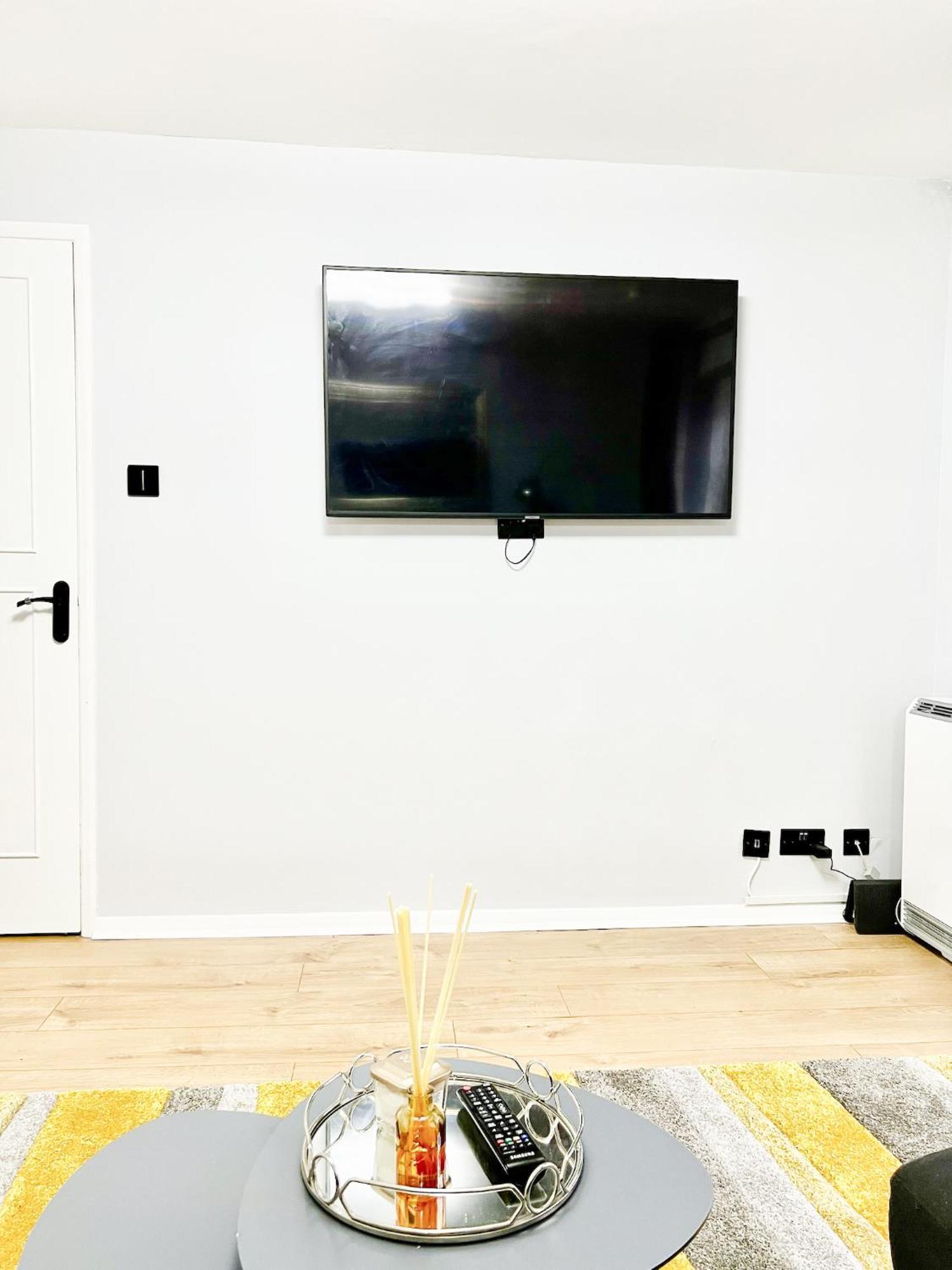 Beautiful Apartment In Beckton With Private Entrance And Garden London Bagian luar foto