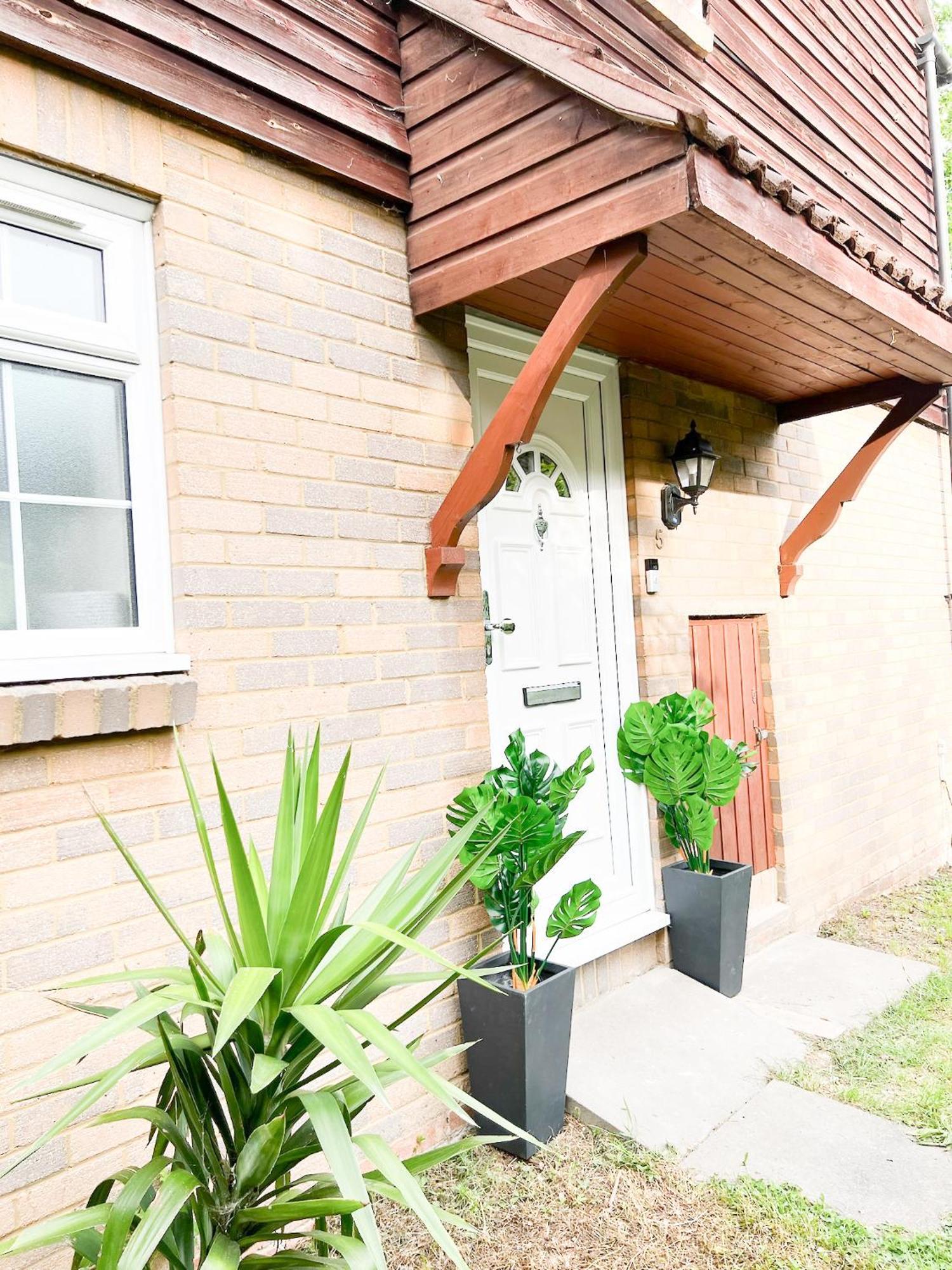 Beautiful Apartment In Beckton With Private Entrance And Garden London Bagian luar foto