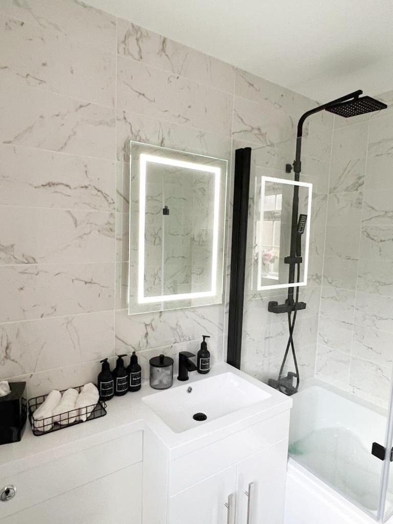 Beautiful Apartment In Beckton With Private Entrance And Garden London Bagian luar foto
